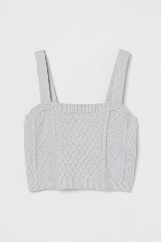 Короткий топ в мягкой вязаной ткани с плетеными узорами