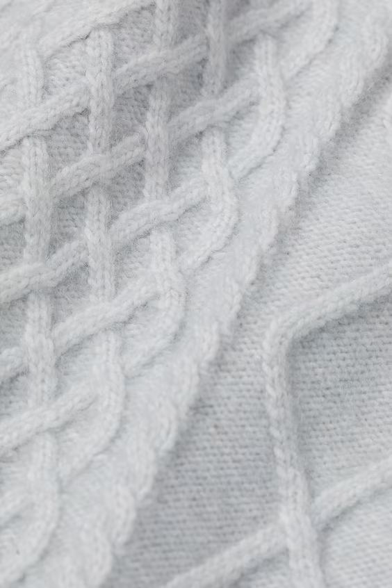 Короткий топ в мягкой вязаной ткани с плетеными узорами