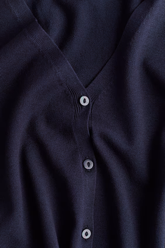 Жилет из тонкого вязаного полотна с пуговицами спереди