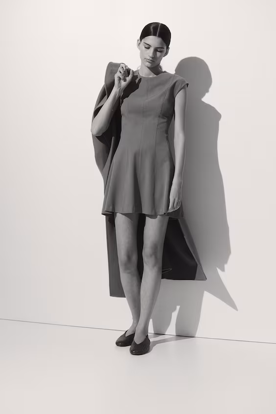 Платье из стрейч-саржи с расклешенной юбкой