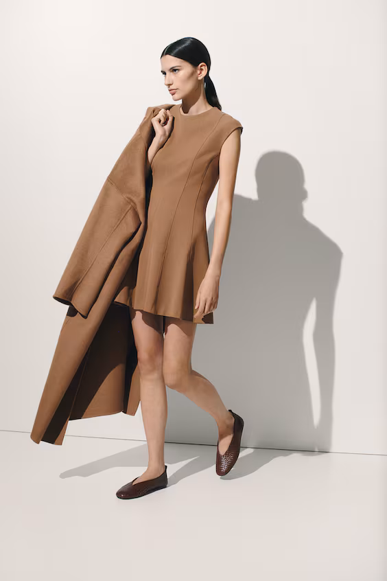 Платье из стрейч-саржи с расклешенной юбкой