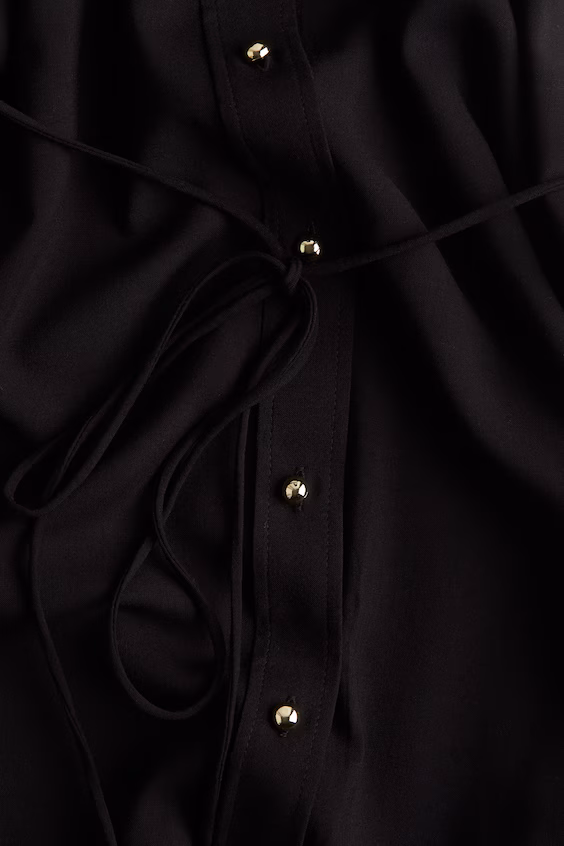 Платье с воланами на рукавах