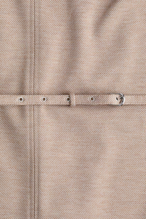 Платье с короткими рукавами и поясом