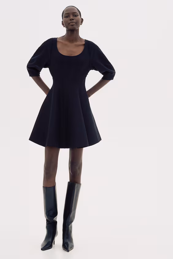 Платье с глубоким круглым вырезом