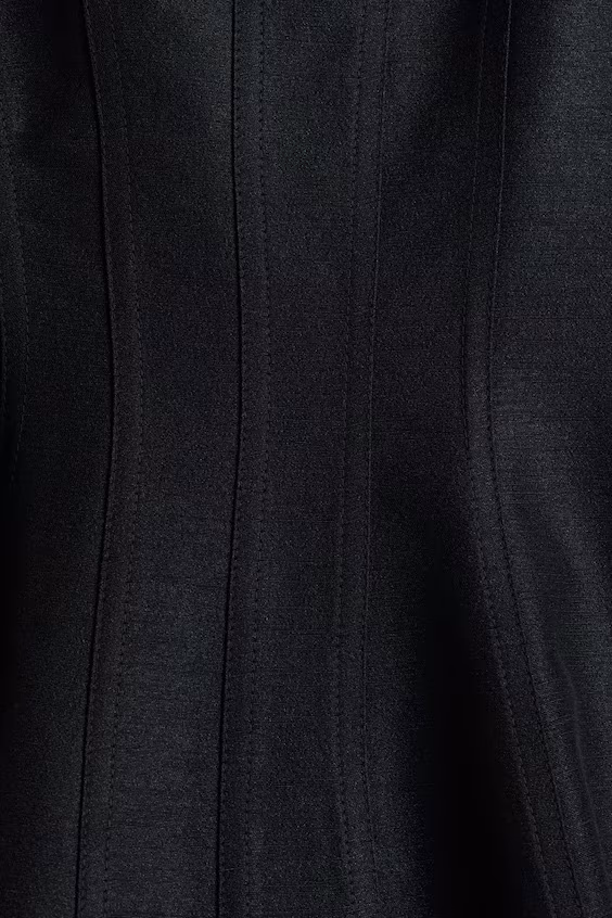 Платье с глубоким круглым вырезом