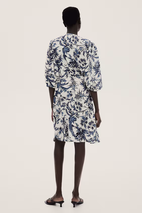 Платье с объемными рукавами