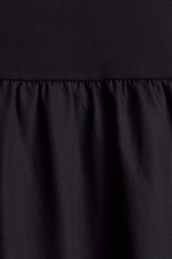 Платье без рукавов со складками