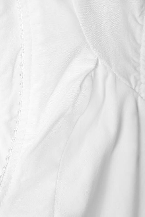 Облегающее мини-платье с расклешенной юбкой