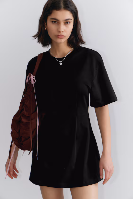 Мини-платье-футболка с объемной конструкцией