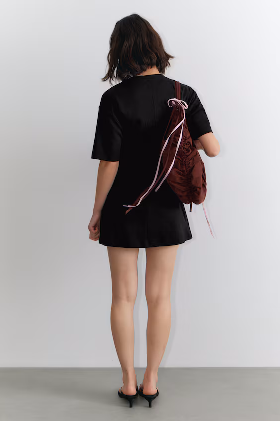 Мини-платье-футболка с объемной конструкцией