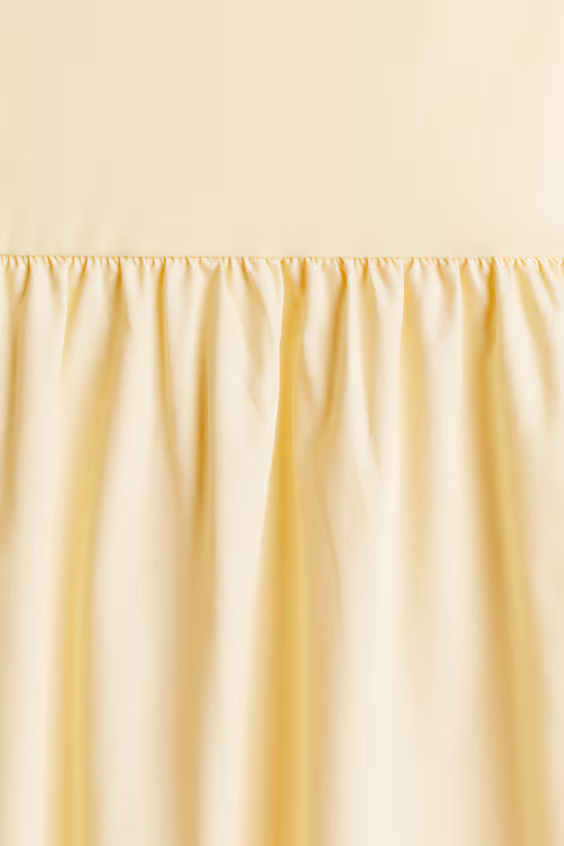 Платье без рукавов с расклешенной юбкой