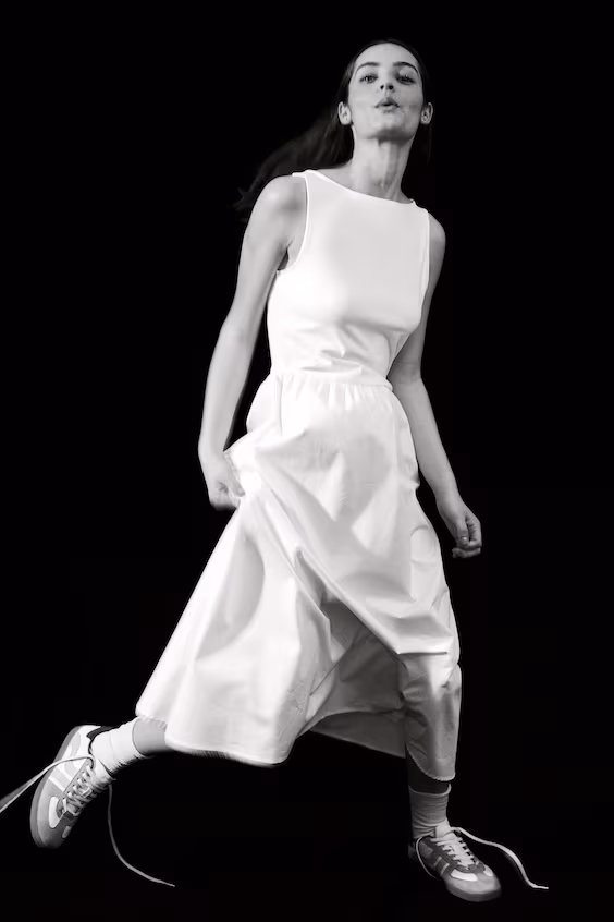 Платье без рукавов с расклешенной юбкой