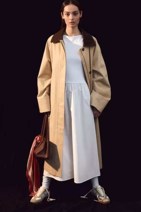 Платье без рукавов с расклешенной юбкой