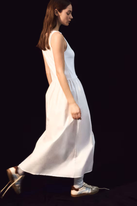 Платье без рукавов с расклешенной юбкой