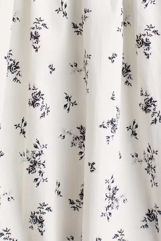 Платье с рельефом и круглой юбкой