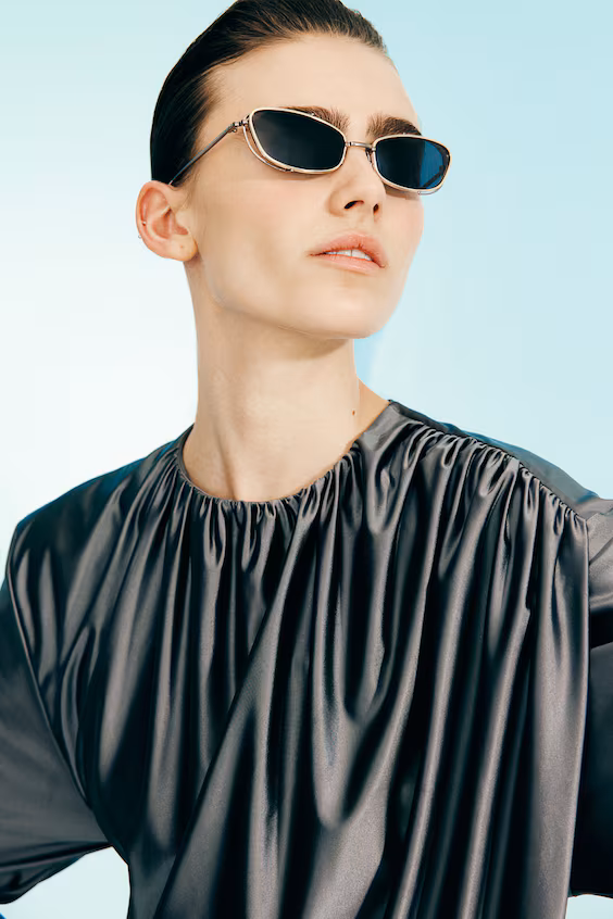 Платье с блестящим драпировкой