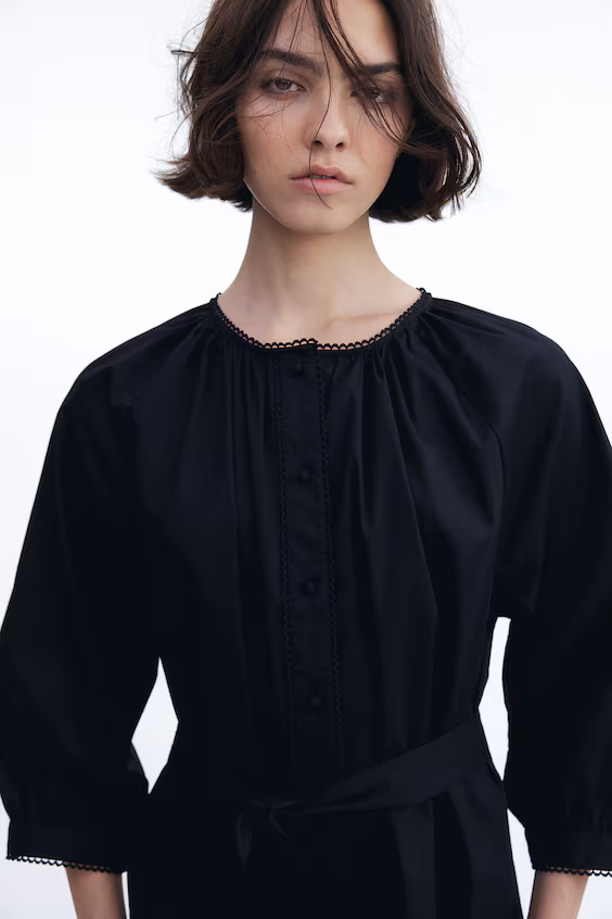 Платье с каймой из пике