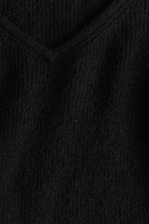 Платье в рубчик с v-образным вырезом