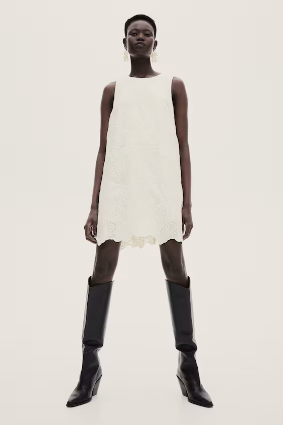 Платье с вышивкой в однотонной гамме