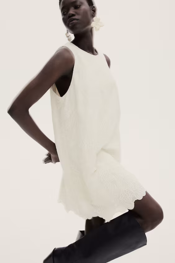 Платье с вышивкой в однотонной гамме