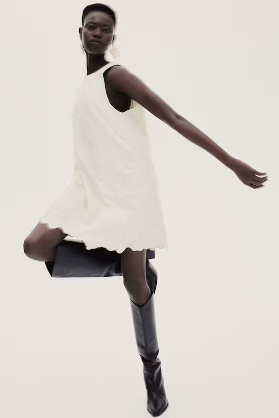 Платье с вышивкой в однотонной гамме