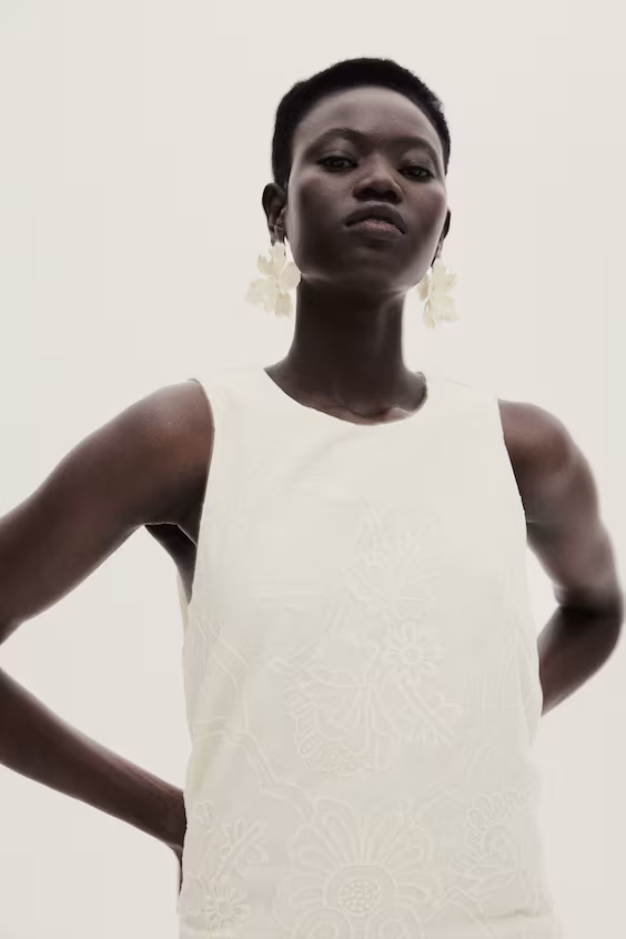 Платье с вышивкой в однотонной гамме