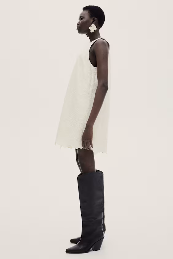 Платье с вышивкой в однотонной гамме