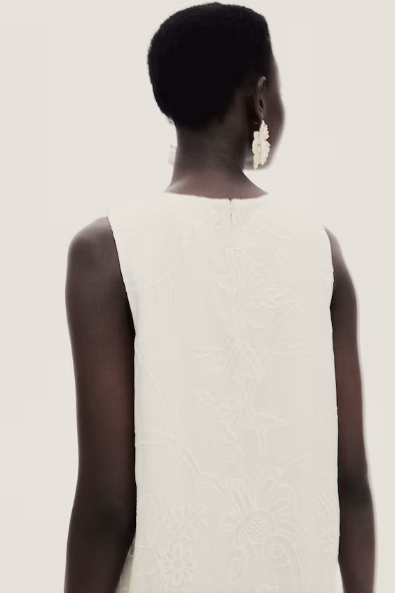 Платье с вышивкой в однотонной гамме
