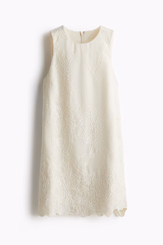 Платье с вышивкой в однотонной гамме