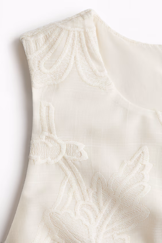 Платье с вышивкой в однотонной гамме