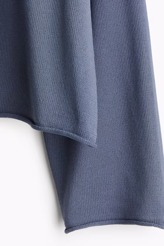 Свитер с завернутыми краями