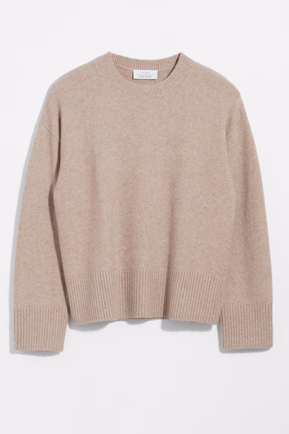 Свитер из легкой ткани