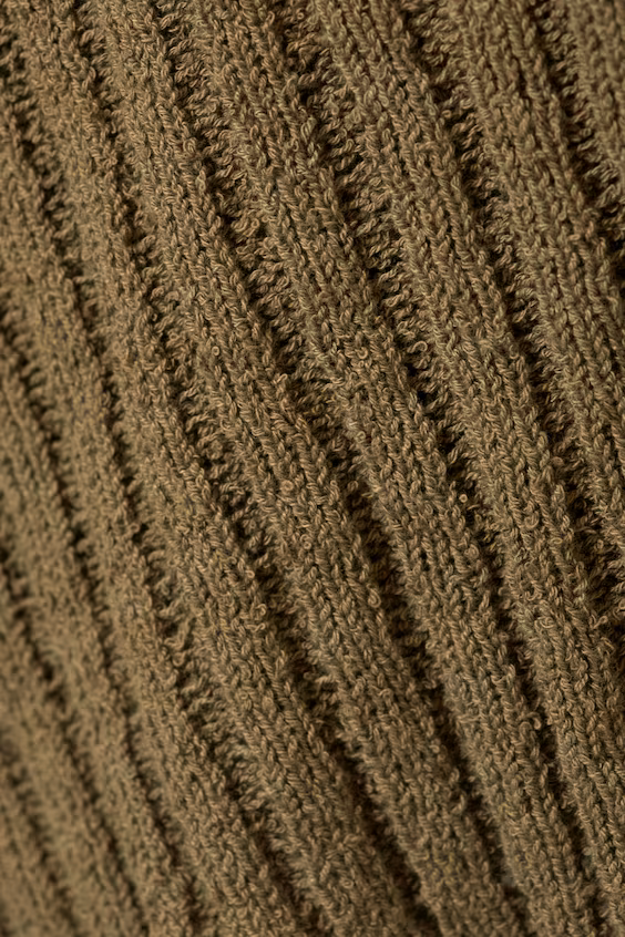 Свитер с ассиметричным крестообразным вырезом