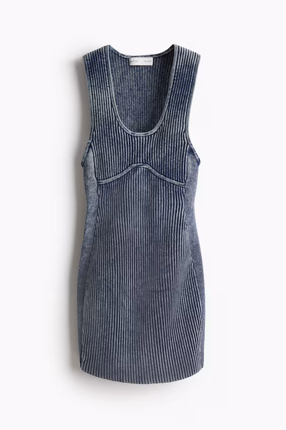 Платье из ребристой вязанки с эффектом потрепанности