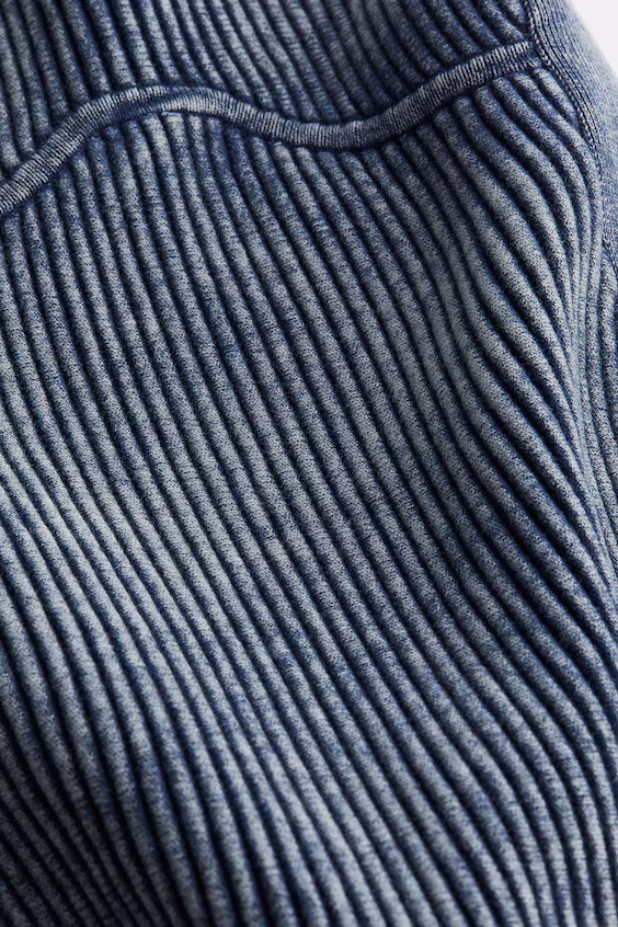 Платье из ребристой вязанки с эффектом потрепанности