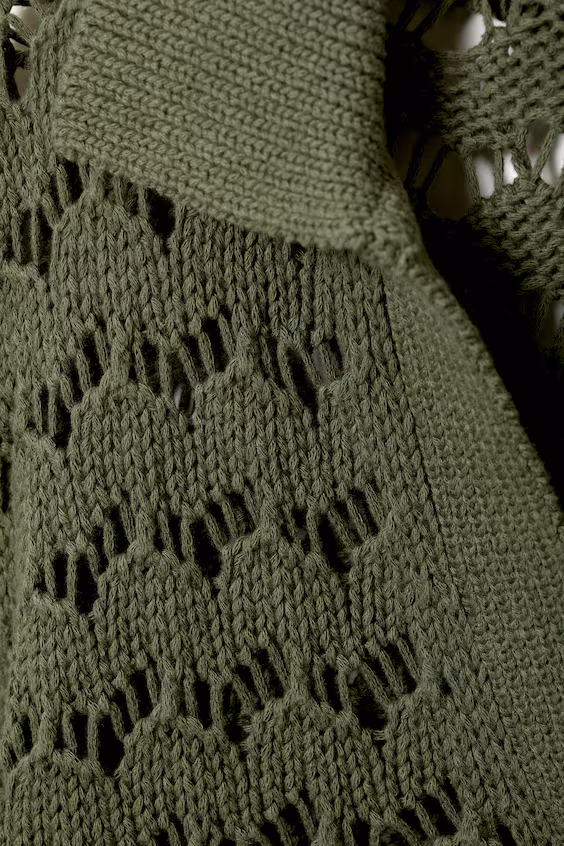 Свободная кофта из вязаного полотна с открытым воротником