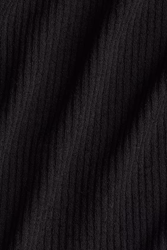 Свитер из рубчиковой ткани с открытыми плечами