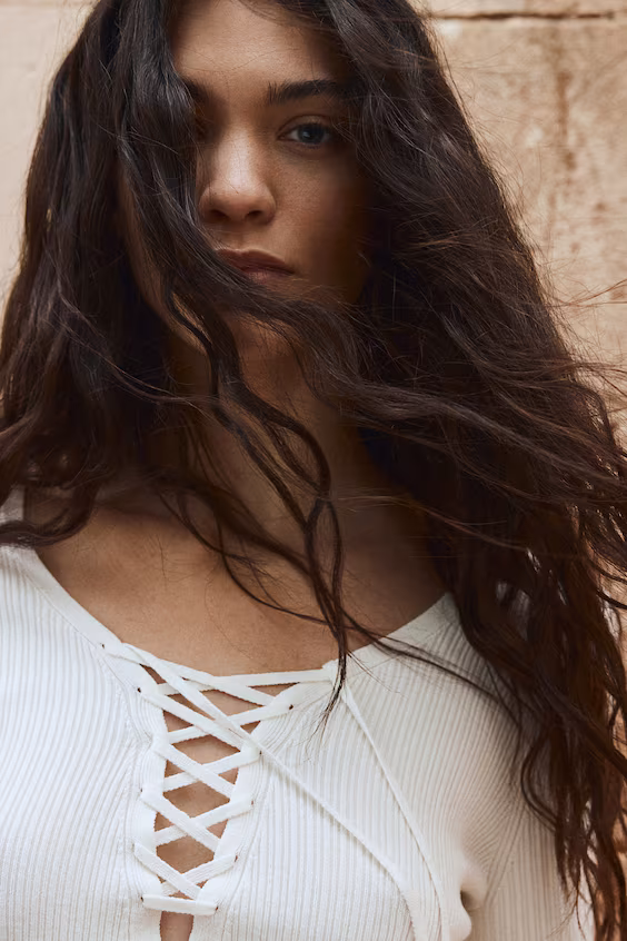 Свитер из ребристого трикотажа с завязками