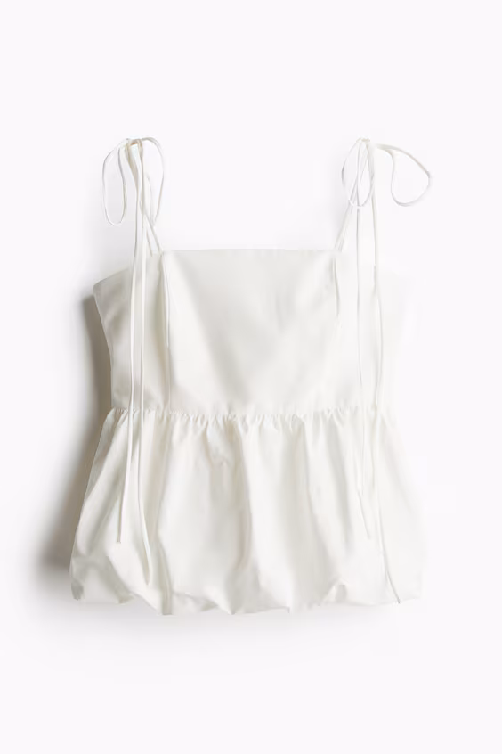 Топ с завязками на плечах и с оборкой внизу