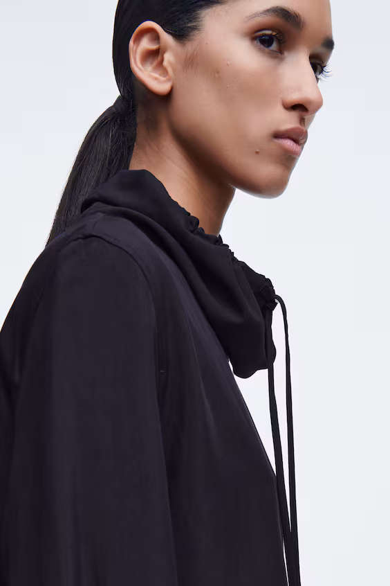 Топ с капюшоном на шнуровке