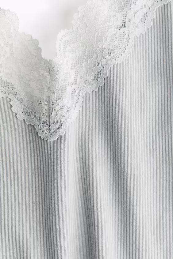 Топ на тонких бретелях с кружевом