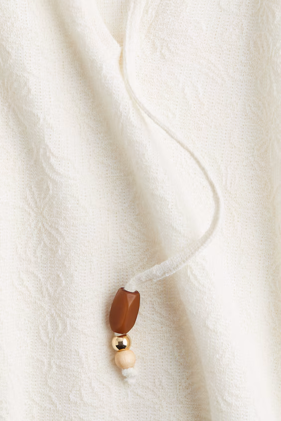 Футболка в рубчик с деталями из бисера