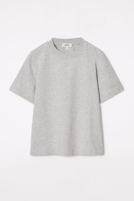 Футболка стандартного кроя с чистым кроем