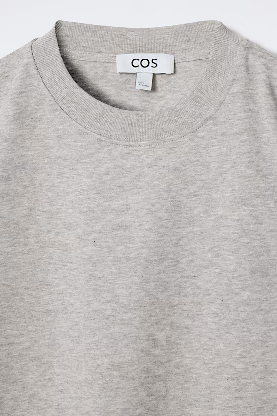 Футболка стандартного кроя с чистым кроем