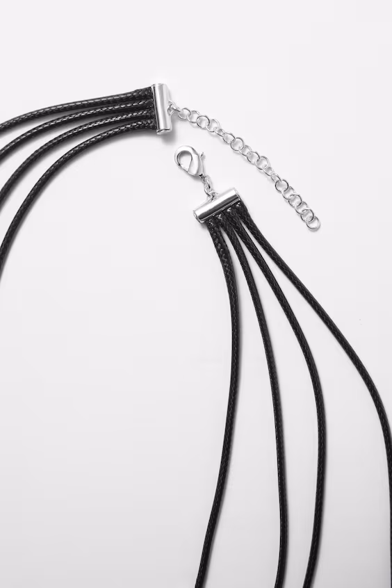 Многослойное колье из шнура