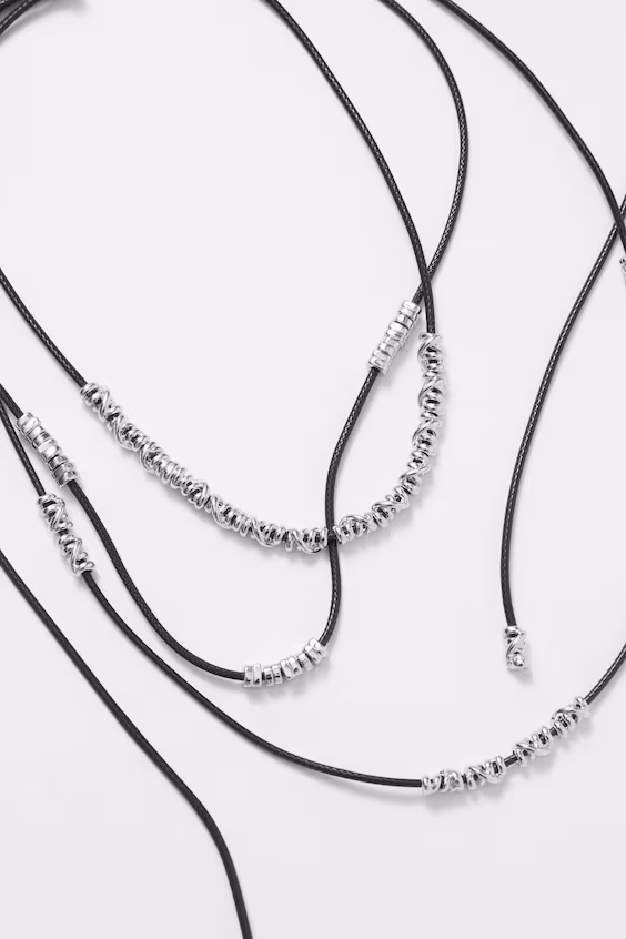 Многослойное колье из шнура