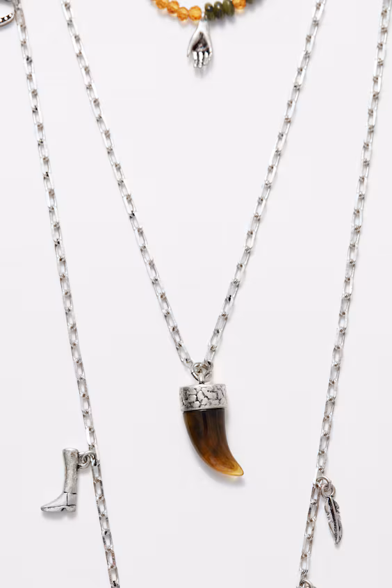 Колье на несколько слоев с подвеской