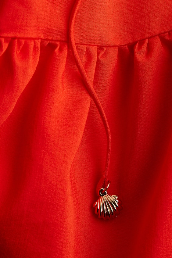 Платье прямого кроя с рюшами