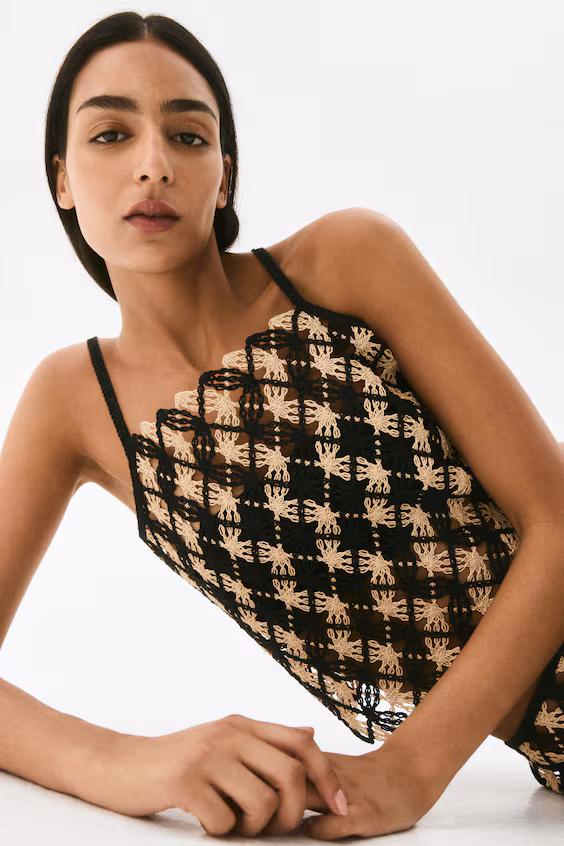 Топ на тонких бретельках с эффектом кружева