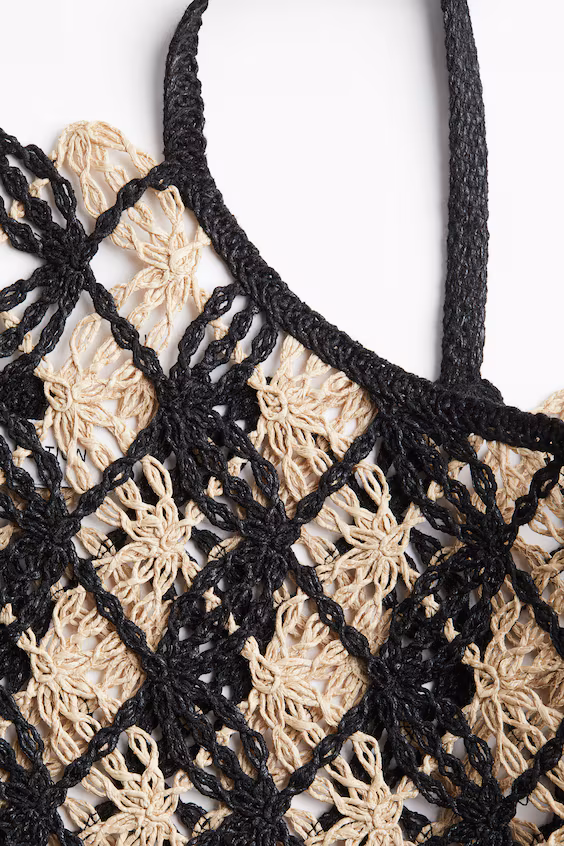 Топ на тонких бретельках с эффектом кружева